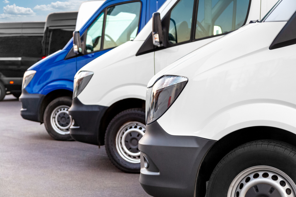 Image d'une flotte de camions de livraison représentant la gestion de la distribution.