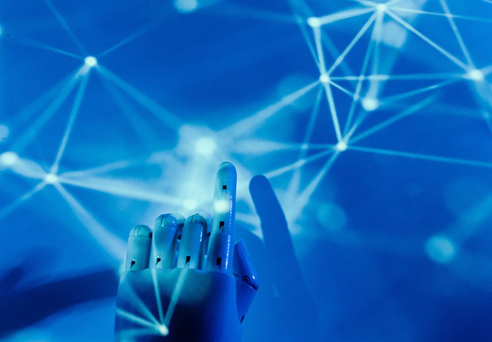 Visuel représentant l'intelligence artificielle d'une main de robot pointant un maillage numérique