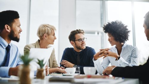 Reunión de negocios debatiendo la alineación de los representantes de ventas.