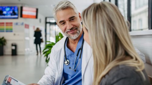 Médico controlando al paciente registrado en un programa de apoyo al paciente