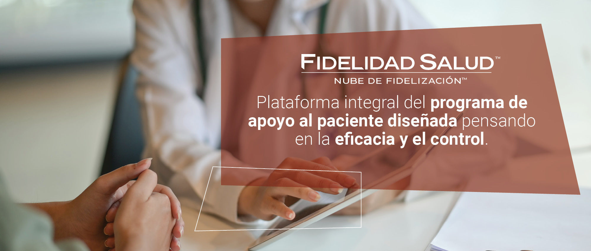 Profesional de atención médica interactuando con un programa de apoyo al paciente en su tableta