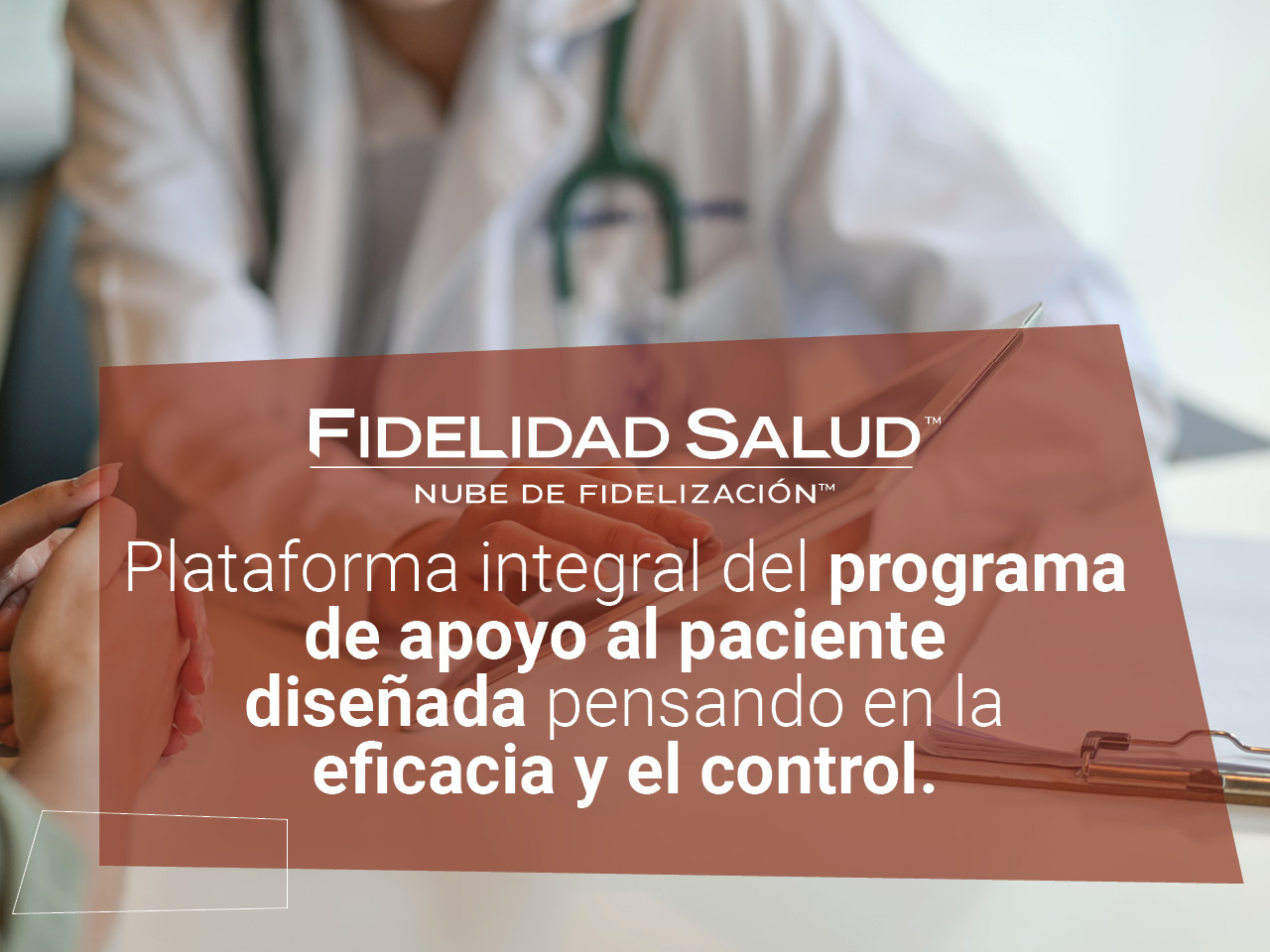 Profesional de atención médica interactuando con un programa de apoyo al paciente en su tableta