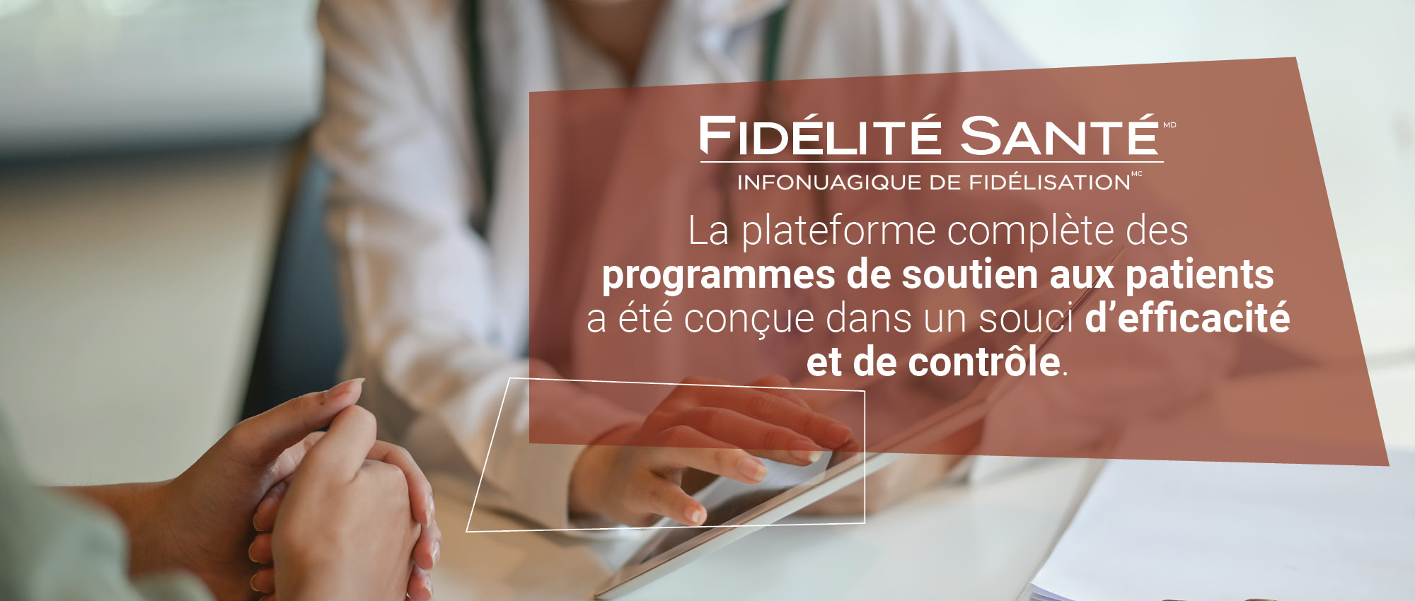 Un professionnel de la santé interagit avec un programme de soutien aux patients sur sa tablette.