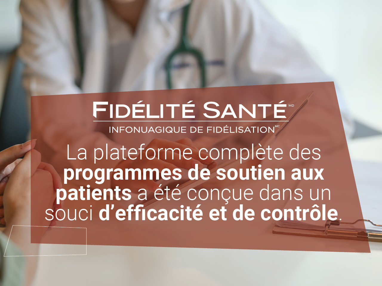 Un professionnel de la santé interagit avec un programme de soutien aux patients sur sa tablette.