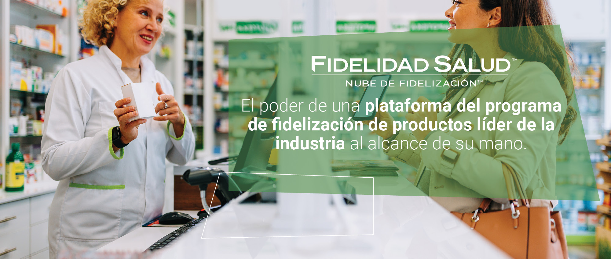 Paciente mostrando al farmacéutico una oferta de fidelidad para un producto OTC