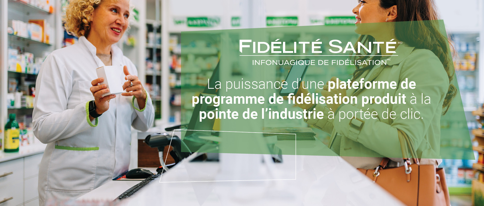 Une patiente montre à la pharmacienne une offre de fidélisation pour un produit en vente libre.