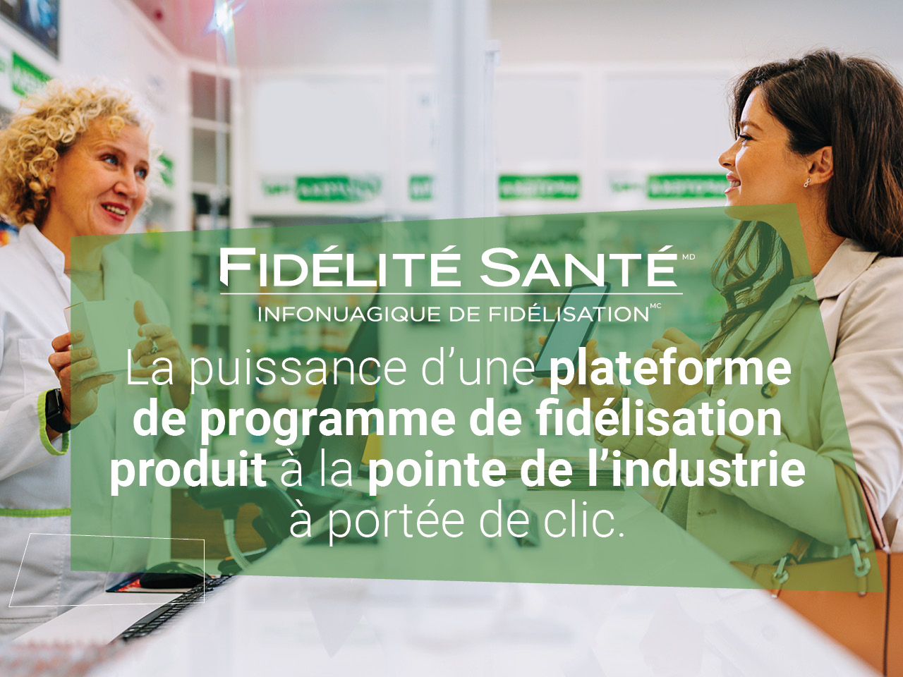 Une patiente montre à la pharmacienne une offre de fidélisation pour un produit en vente libre.